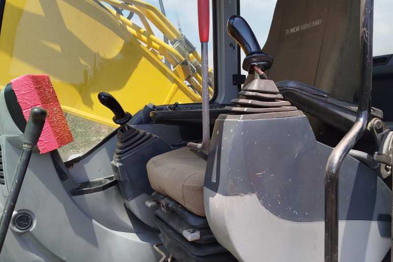 OmecoHub - Immagine NEW HOLLAND E215B
